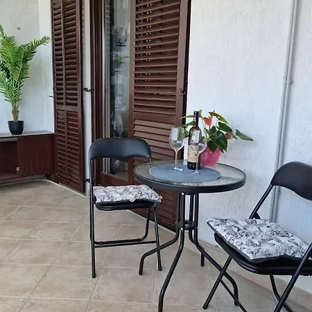 Apartman Neva ,prostrani Stan U Blizini Mora