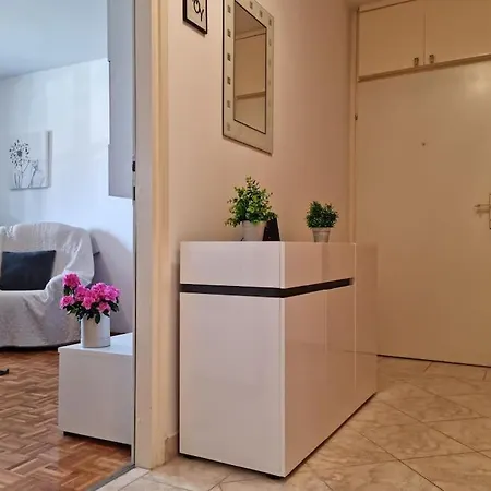 Apartman Neva ,prostrani Stan U Blizini Mora