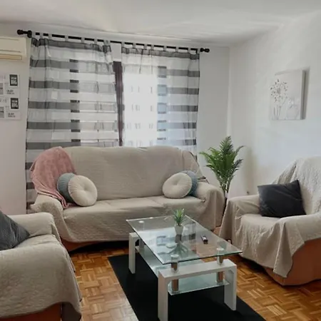 Neva ,prostrani Stan U Blizini Mora