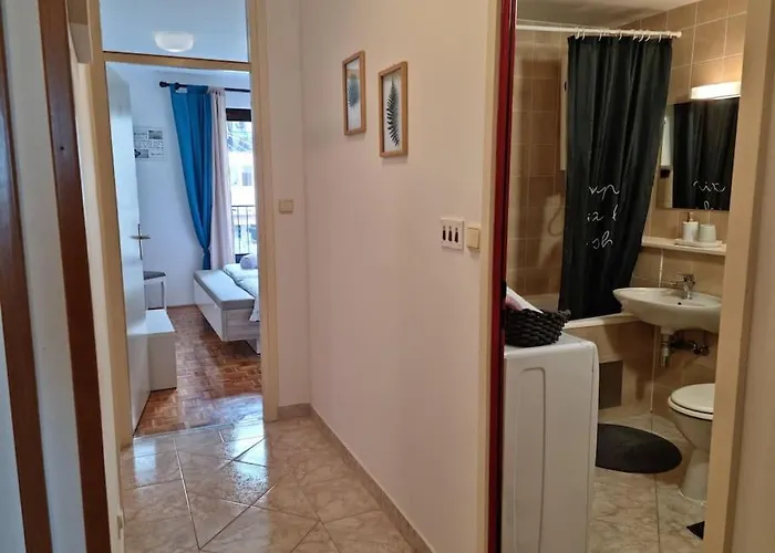 Neva ,prostrani Stan U Blizini Mora Appartement Pula