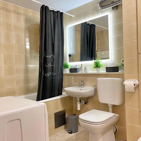 Апартаменти Neva ,prostrani Stan U Blizini Mora Пула