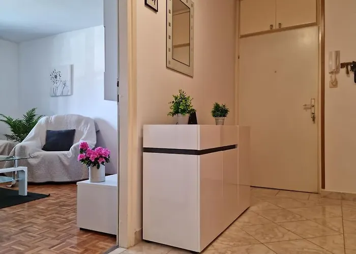 Apartament Neva ,prostrani Stan U Blizini Mora