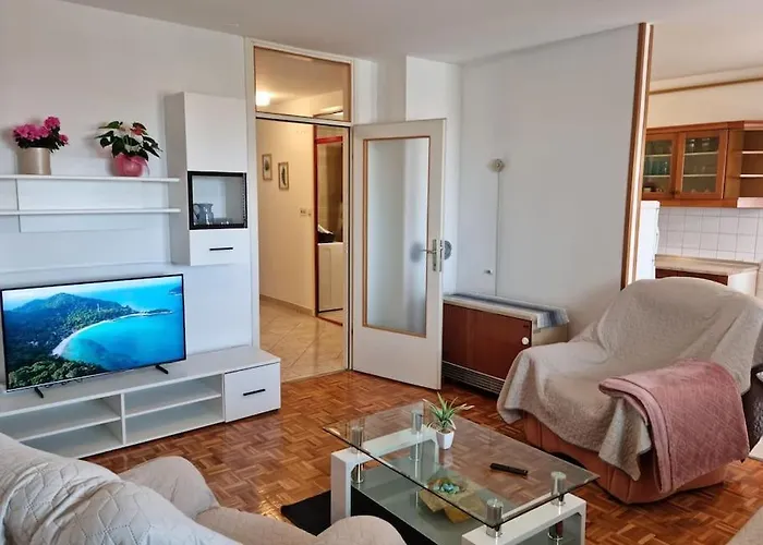 Neva ,prostrani Stan U Blizini Mora