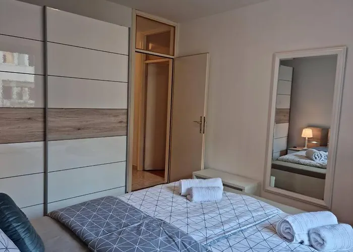 Neva ,prostrani Stan U Blizini Mora * Pula