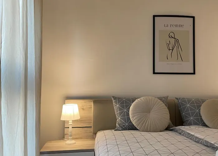 Neva ,prostrani Stan U Blizini Mora