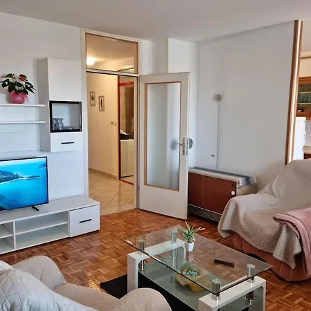 Neva ,prostrani Stan U Blizini Mora