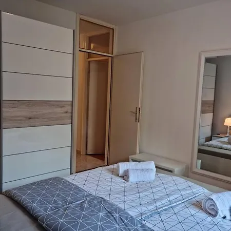 Neva ,prostrani Stan U Blizini Mora * Pula