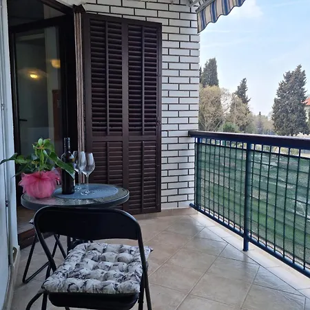 Apartment Neva ,prostrani Stan U Blizini Mora